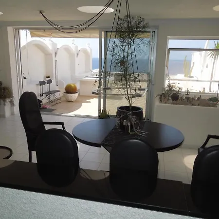 Casa Del Mar With Large Sun Terrace Facing The Sea, Luxury Appartement